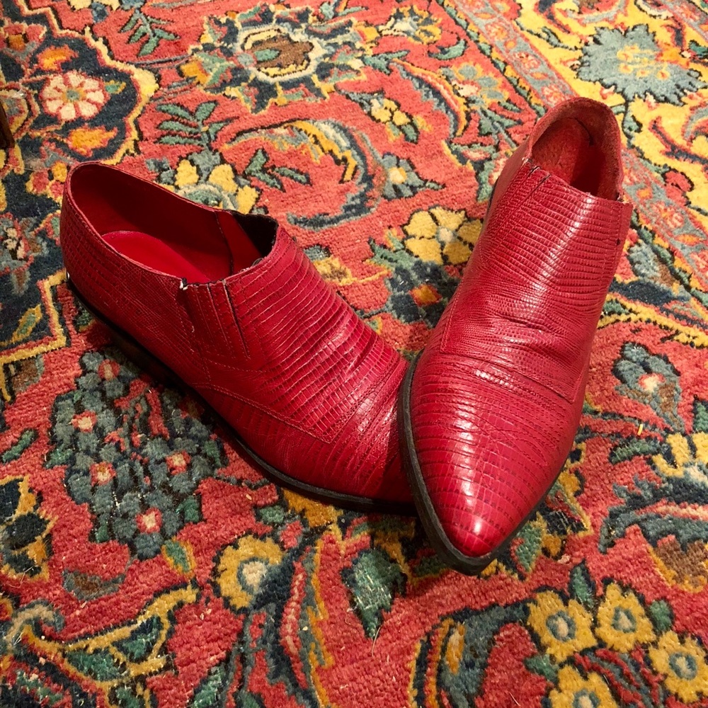 Red pointy toe demi-boot in snake skin